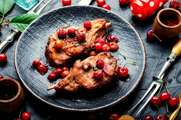 Vepřový Steak Kostní Pečeni Bobulovém Marinátu Maso Višňové Omáčce — Stock fotografie