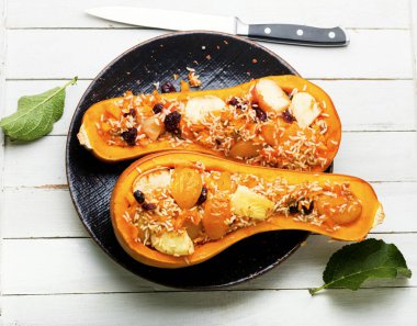 Elmalı balkabağı, kiraz eriği ve pilav.