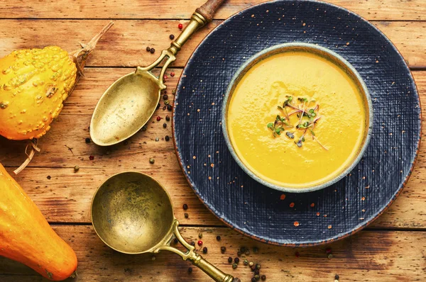 Geleneksel sonbahar çorbası püresi. Kremalı balkabağı çorbası. Sebze kremalı çorba..