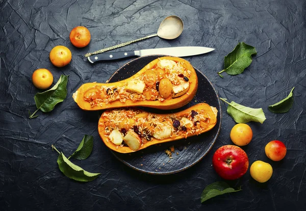 Elmalı balkabağı, kiraz eriği ve pilav.