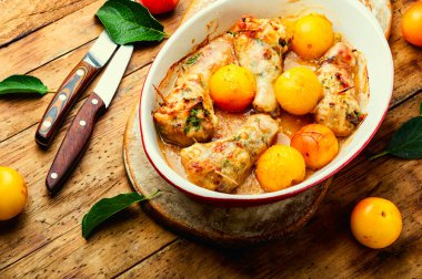 Erik ve kirazla doldurulmuş tavuk budu. Meyveli fırında et.