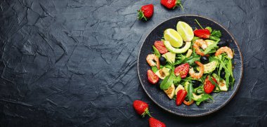 Karidesli diyet salatası, çilek, avokado ve yeşil. sağlıklı salata.