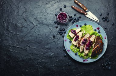 Yaban mersinli tavuk göğsü. Dilimlenmiş ızgara tavuk eti. Boşluğu kopyala.