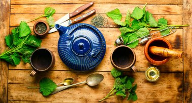 Isırgan yapraklı bitki çayı. Bitki ilacı, homeopati.