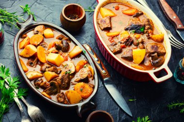 Biftek ve mantarlı nefis ragout. Dana etli et sosu. Mantarlı rosto.