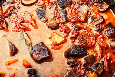 Biftek ve mantarlı nefis ragout. Dana etli et sosu.