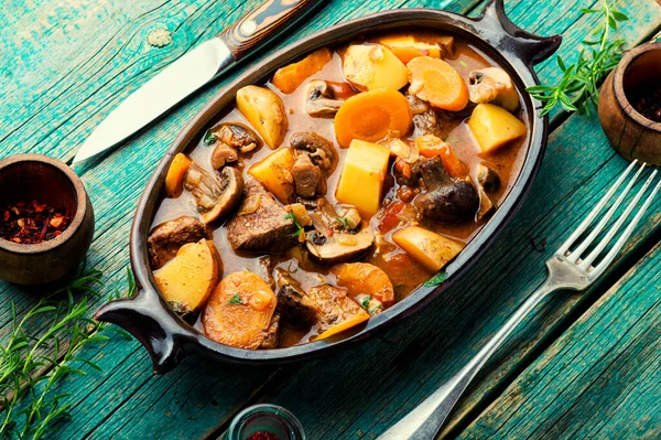 쇠고기와 버섯을 곁들인 맛있는 라우트 소스와 송아지 — 스톡 사진
