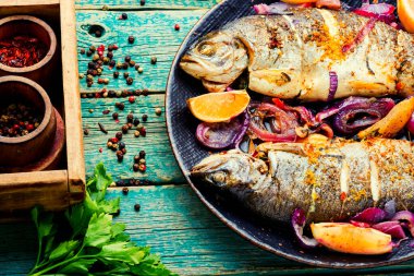 Soğan ve limonla kızartılmış lezzetli nehir alabalığı. Fırında alabalık, deniz ürünleri.