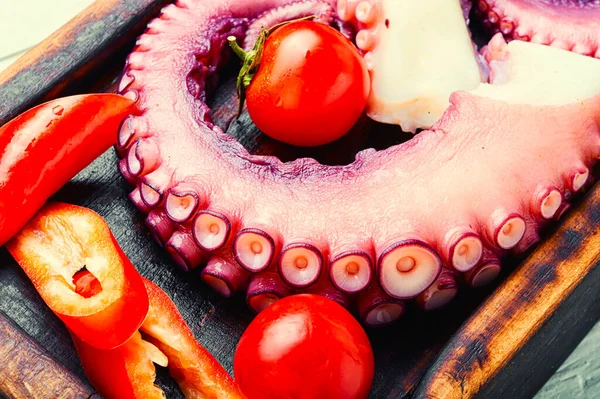 生章鱼触须与蔬菜在厨房桌上 — 图库照片