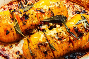 Adaçayı, kekik ve sarımsakla kızartılmış balkabağı. Bitkilerle pişirilmiş balkabağı. Yemek geçmişi.