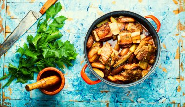 Patatesli pirzola. Tabakta sığır pirzolası.