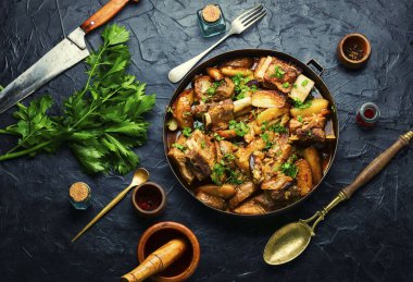 Patatesli pirzola. Tabakta sığır pirzolası.