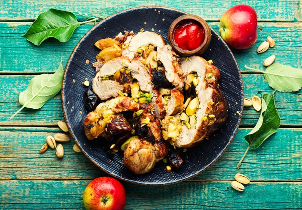 Daging Cincang Dengan Apel Kurma Dan Pistachio Daging Yang Dipanggang — Stok Foto