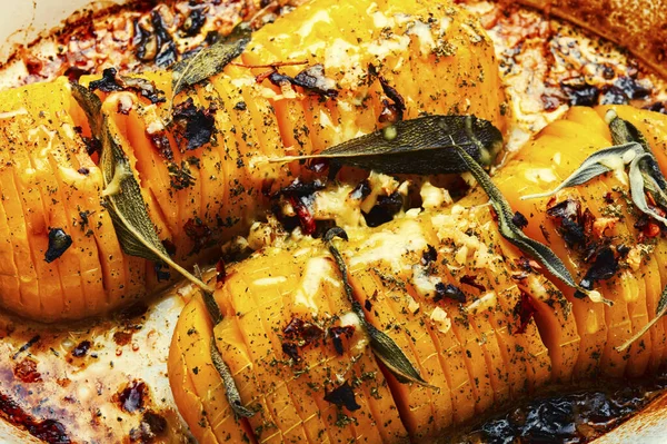 南瓜用鼠尾草 百里香和大蒜烤 用香草烤的南瓜 食物背景 — 图库照片