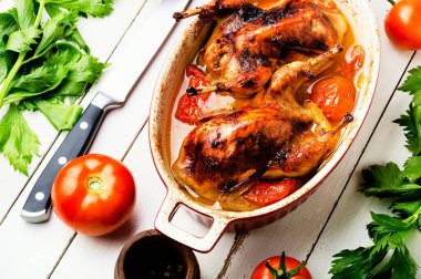 Domates sosunda kızartılmış bıldırcın. Kızarmış bıldırcın eti..