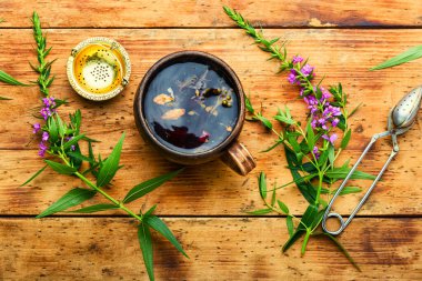 Masada bir fincan bitki çayı. Ivan çayı mı, ateş otu mu? Söğüt otu mu?