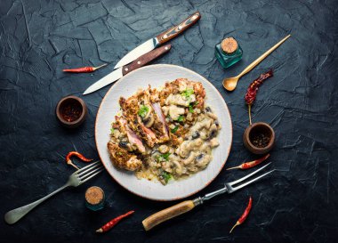 Peynirli ekmek ve mantar soslu hindi eti.