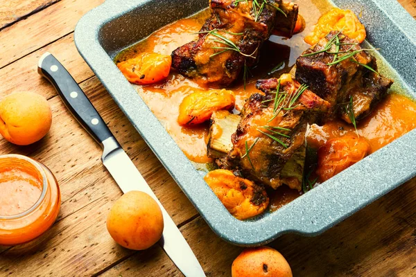 Costelas Carne Cozidas Damascos Carne Assada Com Molho Frutas — Fotografia de Stock