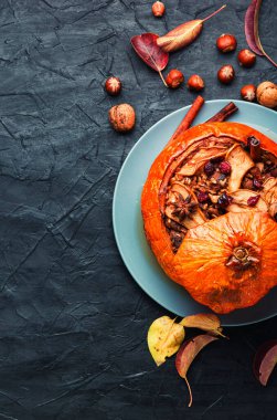 Sonbahar tatlısı, kurutulmuş meyvelerle doldurulmuş balkabağı.