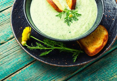 Püre çorbası, diyet kabağı ve tostlu bitki çorbası.