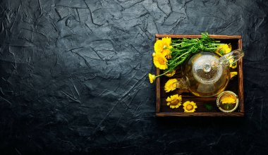 Kasımpatı çiçekli cam çaydanlık. Çiçek çayı. Bitkisel ilaçlar. Bitkisel ilaç ve homeopati. Bitki çayı. Kopyalama alanı.