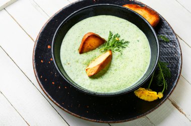 Püre çorbası, diyet kabağı ve tostlu bitki çorbası.