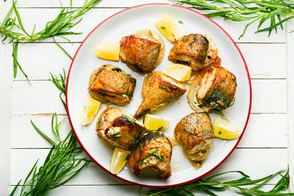 Gebackene Makrele Mit Zwiebeln Und Kräutern Gebratene Fischstücke Auf Einem — Stockfoto