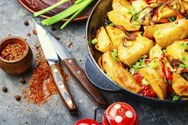 Domates, soğan ve havuçlu kızarmış patates.