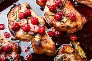 Böğürtlen salatasında domuz eti. Kiraz soslu ızgara domuz bifteği.