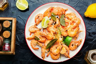 Cam kavanozlarda kaynatılmış büyük karides ve bira.