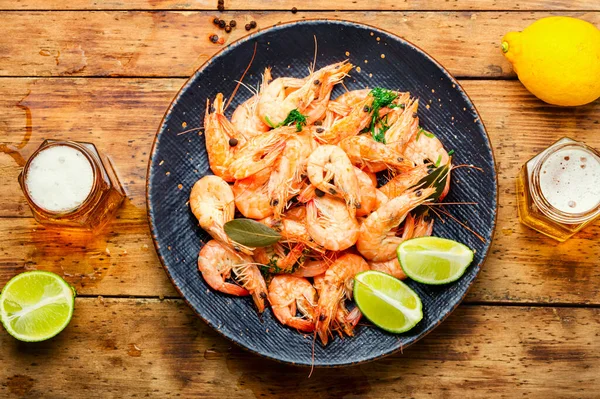 Camarones Grandes Hervidos Cerveza Jarros Gambas Frescas Cocidas Mariscos — Foto de Stock