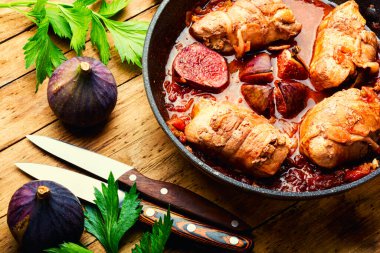 Şarap soslu tavuk dürümleri. Kırsal ahşap masada tavuk yahnisi.