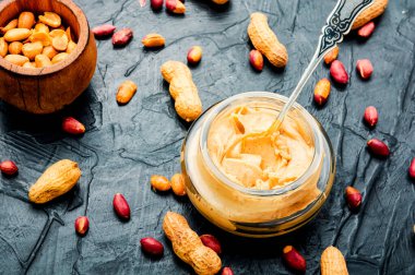 Cam kavanoza fıstık ezmesi. Fıstık ezmesi.