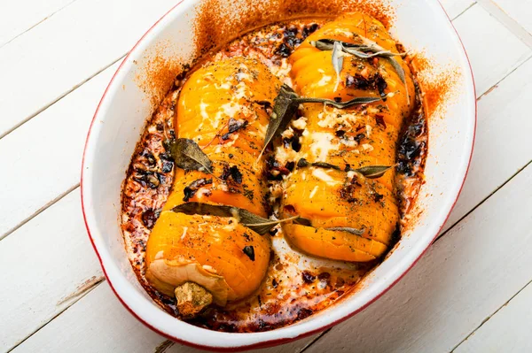 Kürbis Gebraten Mit Salbei Thymian Und Knoblauch Mit Kräutern Gebackener — Stockfoto