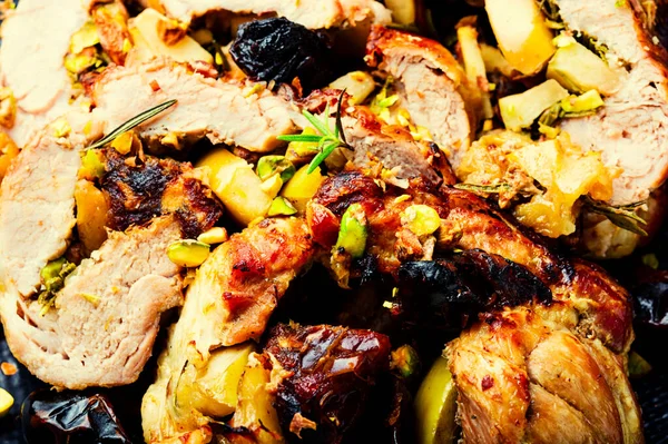 Elmalı ve hurmalı yağsız domuz dürümü. Kızarmış et rulosu. Yaklaş.