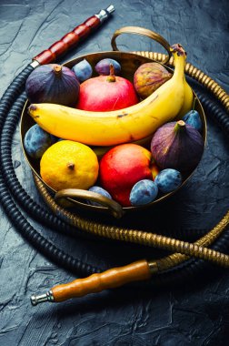 Meyveli taze tütsülenmiş nargile. Meyve tütünlü oryantal nargile.