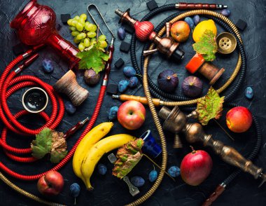 İncir, mango, muz ve erik tadında nargile içmek. Meyve aromalı tütün nargilesi..