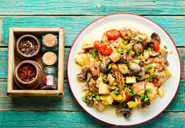 Tavuk eti ve sebzeli yahni ya da yahni. Geleneksel ev yapımı et güveci ya da ragout.