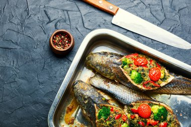 Brokoli ve kinoyla doldurulmuş kızarmış balık. Tepside sebzeli fırında balık.