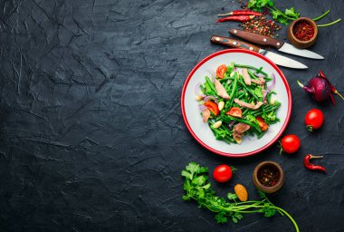 Dana dilli diyet salatası, kuşkonmaz fasulyesi, domates ve bitki. Sığır diliyle taze salata.