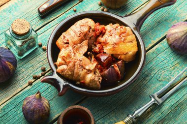 Kırsal ahşap masada incir soslu tavuk dürümleri.