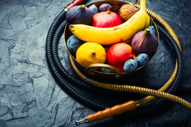 Meyveli taze tütsülenmiş nargile. Meyve tütünlü oryantal nargile.