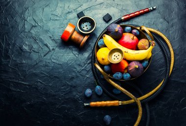 Meyveli taze tütsülenmiş nargile. Meyve tütünlü oryantal nargile. Mekanı kopyala.