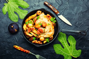 Patates ve figürlerle kızartılmış tavuk eti. İncir ile pişirilmiş et..