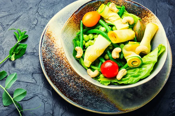Kabak Vitamini Salatası Kuşkonmaz Fasulyesi Bezelye Domates Vejetaryen Yemeği — Stok fotoğraf