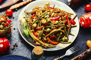 Bir tabak sıcak baharatlı sebze. Biber, domates ve kuşkonmaz mezesi. Meksika yemeği.