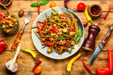 Baharatlı sebze salatası biber, kuşkonmaz fasulyesi, zeytin ve domates.