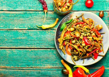 Baharatlı sebze salatası biber, kuşkonmaz fasulyesi, zeytin ve domates.