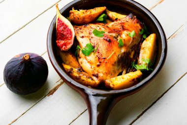 Patates ve figürlerle kızartılmış tavuk eti. Tavada incirle kızartılmış et.
