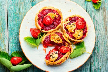 Tabakta çilekli pasta. Taze çilekli lezzetli tartlar. Tatlı tatlı.